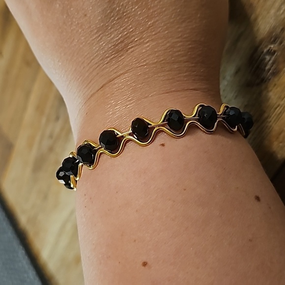 Elegant Gold and Black Beaded Intertwined Oval Bracelet - Picture 4 of 5